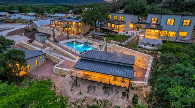 Oasis & River's Edge Lodges: Premier Frio River Resort Lodges